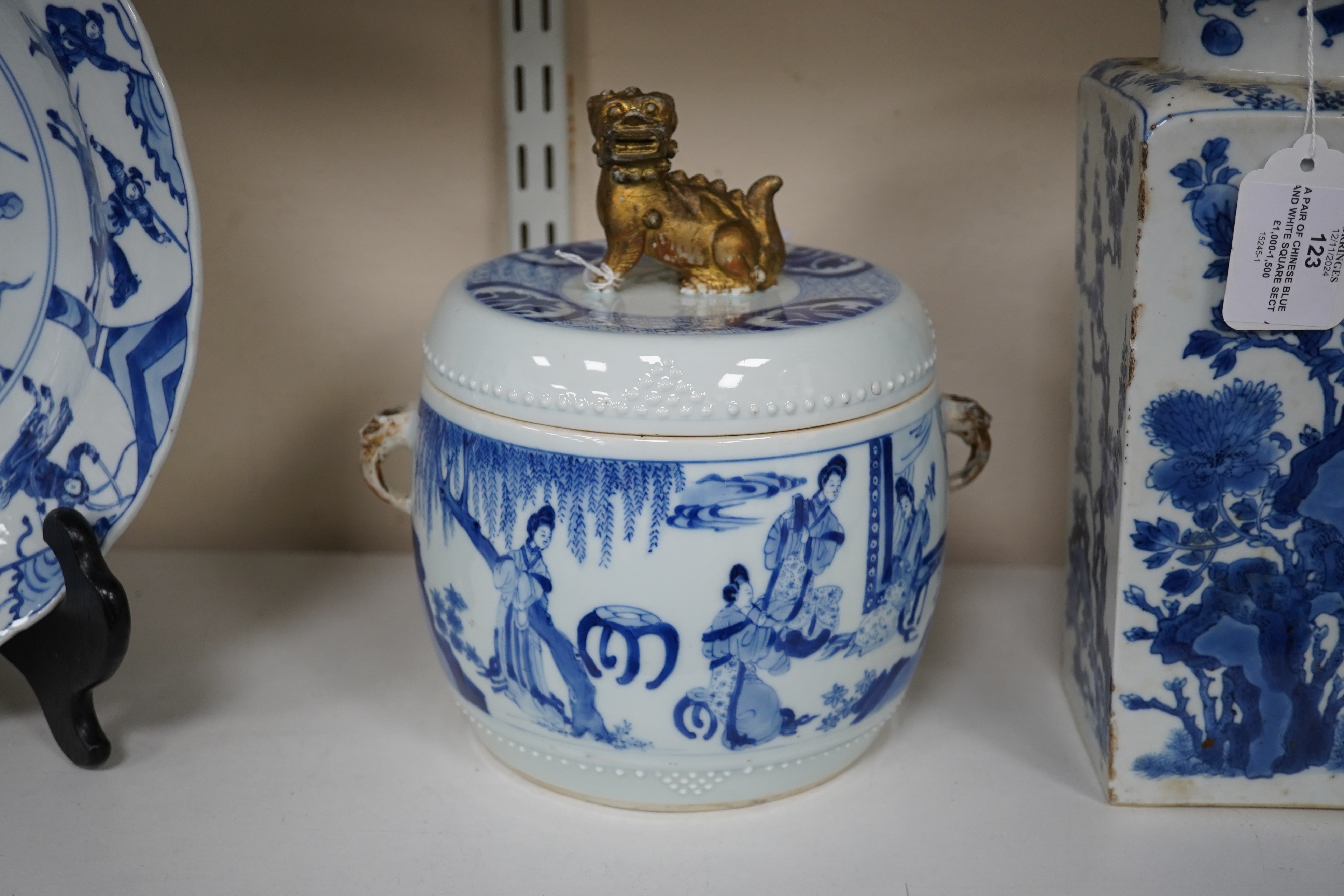 A Chinese blue and white 'Four Beauties' drum-shaped jar and cover, Kangxi period (1662-1722)